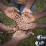 Aqui, sua doação não é apenas um valor transferido. É um voto de confiança no poder da ação coletiva e um investimento direto em soluções mapeadas e validadas por quem conhece a realidade local.